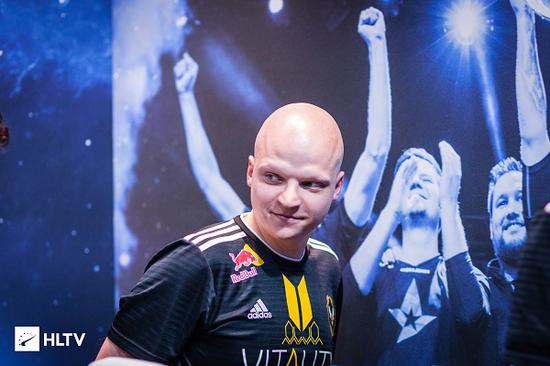 骆歆水晶玫瑰女警COS美照引发热议